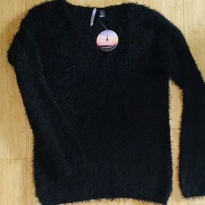 NWT⚠️ Fuzzy black Sweater